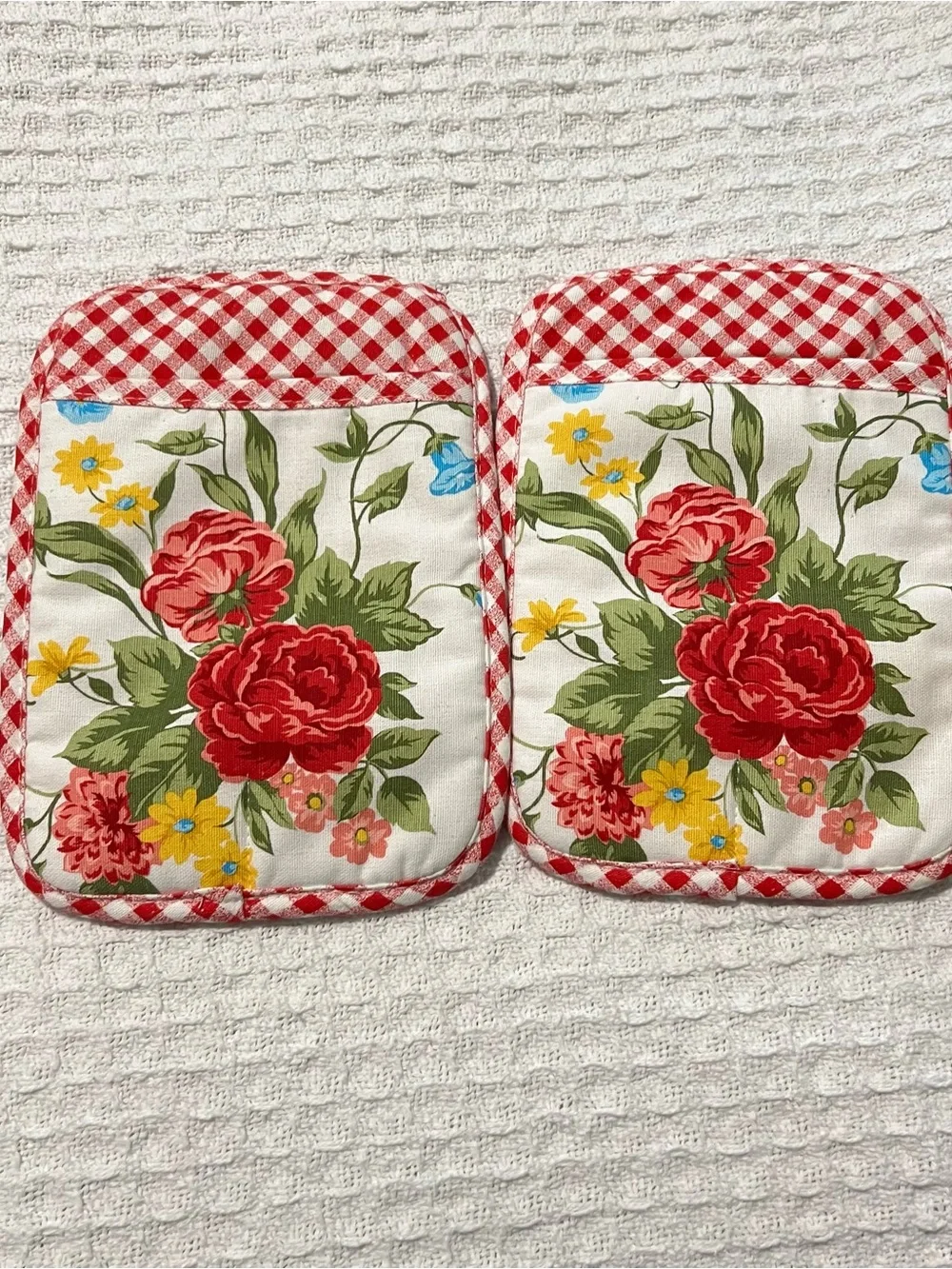 The Pioneer Woman Sweet Rose Potholder & Kitchen Towel Bundle Collectible